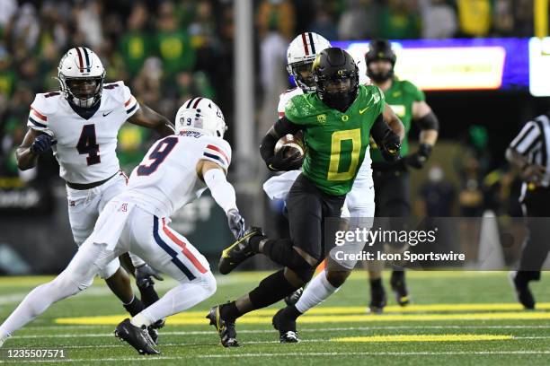 Oregon Ducks RB Seven McGee runs after the catch against Arizona Wildcats S Gunner Maldonado during a PAC-12 conference football game between the...