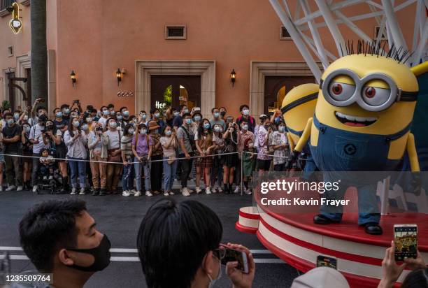 People watch a performance that includes characters from the film Minions and others at Universal Studios Beijing on September 23, 2021 in Beijing,...