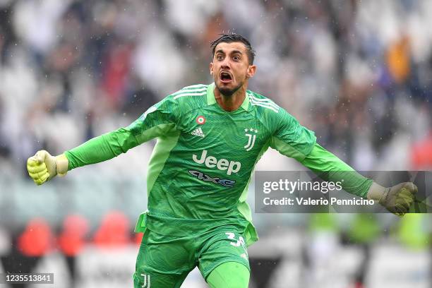 Mattia Perin of Juventus celebrates after his team mate Manuel Locatelli scored a goal during the Serie A match between Juventus and UC Sampdoria at...