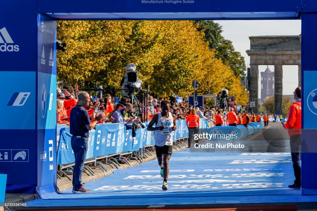 Thousands Run In 47. BMW Berlin Marathon