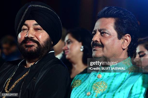 In this picture taken on September 26, 2021 Indian Bollywood singers Daler Mehndi and Udit Narayan attend a concert in Mumbai.