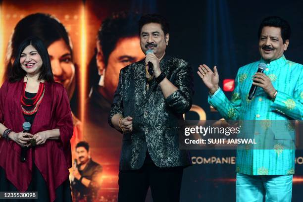 In this picture taken on September 26, 2021 Indian Bollywood singers Alka Yagnik , Kumar Sanu and Udit Narayan perform during a concert in Mumbai.