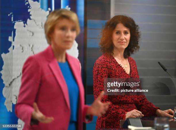 September 2021, Berlin: Bettina Jarasch stands behind a glass pane next to moderator Christina von Ungern-Sternberg in the election studio after the...