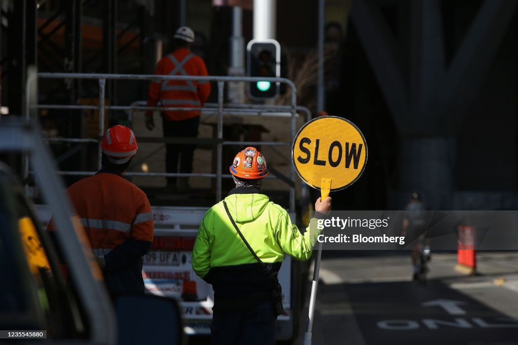 Australian Household Spending Drops for Third Month on Lockdowns