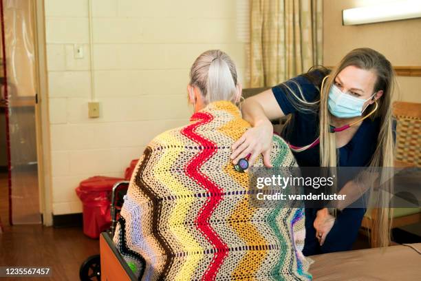 nurse listening to a patient's lungs - afghan ethnicity imagens e fotografias de stock