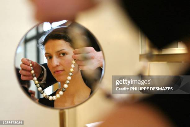 Une cliente essaye, le 17 juin 2002, un des plus gros collier de perle de couleurs du monde d'une valeur de 360.000 euros dans la joaillerie Fred du...