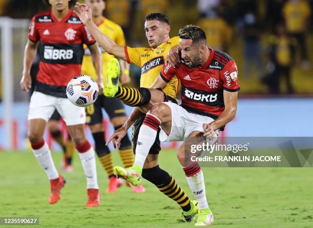 Brazil's Flamengo Chilean Mauricio Isla and Ecuador's Barcelona Argentine Leandro Martinez vie for the ball during their Copa Libertadores semifinal...