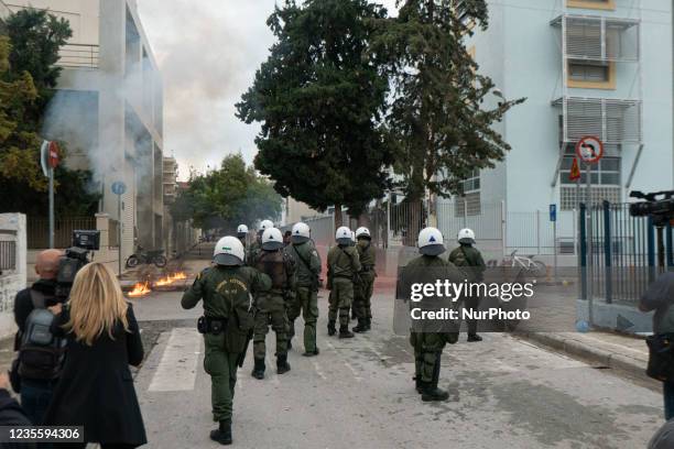 Petrol bombs and flares thrown from the school. Incident with fights between nationalists in a high school in Stavroupoli area of the Greek city...