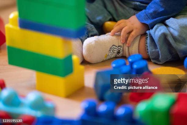 September 2021, Hessen, Marburg: A child plays in a daycare center. Photo: Sebastian Gollnow/dpa