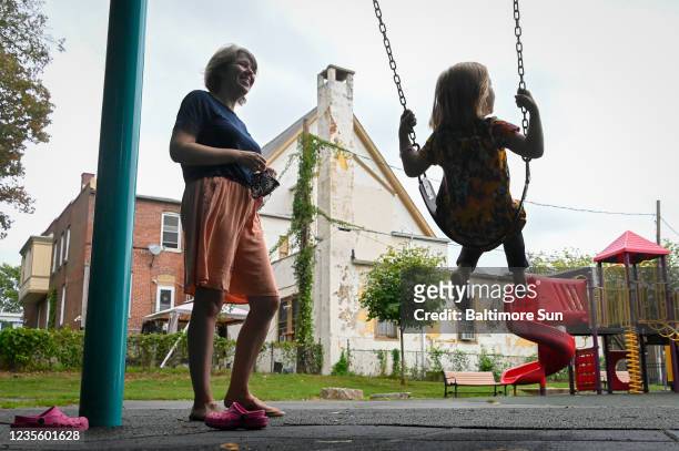 Colette Olivier, de 4 aÃ±os, juega con su madre, Victoria Olivier, en un parque cerca de su casa el miÃ©rcoles 22 de septiembre de 2021. Hace unos...