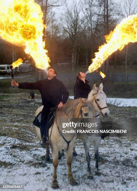 Des élèves de l'école de cascades équestres et de cirque "Cheval Art Action" s'exercent à cracher du feu, le 31 janvier 2005 à Muizon. Avec son mari...