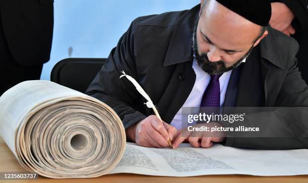 September 2021, Thuringia, Erfurt: Sofer Rabbi Reuven Yaacobov writes the last letters of the new Torah scroll for the Jewish regional community. The...