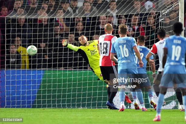 Tomas Holes of Slavia Prague scores the 1-2, Feyenoord goalkeeper Justin Bijlow during the Conference League match between Feyenoord and Slavia...