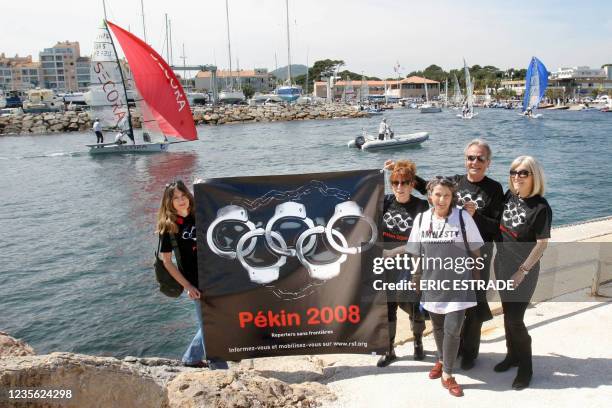 Des membres du collectif de Reporters Sans Frontières tiennent une banderole, le 25 avril 2008 à Hyères, à l'arrivée des bateaux qui participent à la...