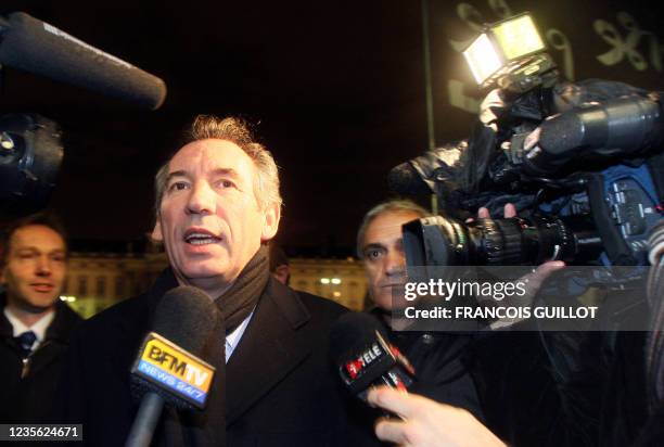 Le président du Modem François Bayrou s'adresse aux journalistes, le 11 décembre 2007 devant le Mur de la Paix à Paris, lors de sa visite à la "Tente...