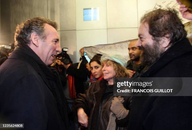 Le président du Modem François Bayrou s'entretient avec l'écrivain français Marek Halter, le 11 décembre 2007 devant le Mur de la Paix à Paris, lors...