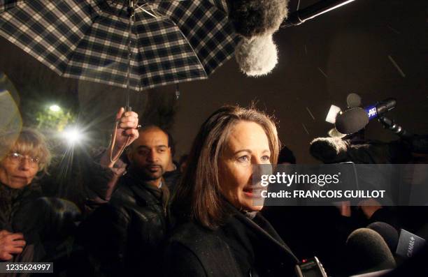 Ancienne candidate socialiste à l'élection présidentielle Ségolène Royal s'adresse aux journalistes, le 11 décembre 2007 devant le Mur de la Paix à...