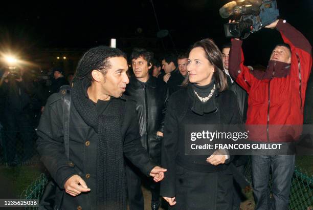 Ancienne candidate socialiste à l'élection présidentielle Ségolène Royal visite, le 11 décembre 2007 à Paris, la "Tente pour la paix" montée par les...