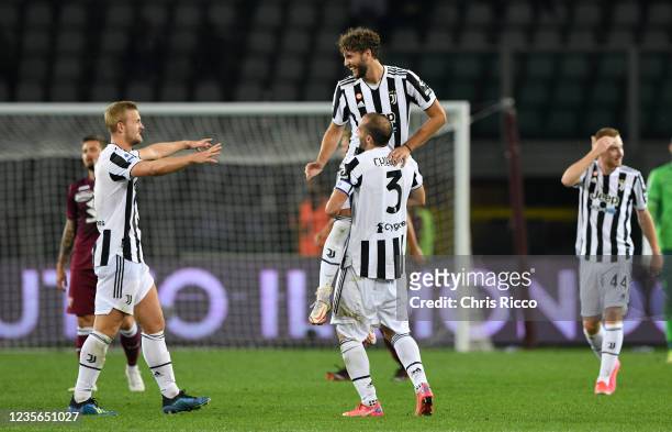 Matthijs de Ligt of Juventus and Giorgio Chiellini of Juventus celebrates at full time with goal scorer Manuel Locatelli of Juventus during the Serie...