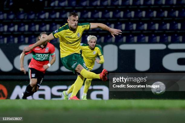 Mats Seuntjens of Fortuna Sittard scores the third goal to make it 1-2 during the Dutch Eredivisie match between Fortuna Sittard v NEC Nijmegen at...