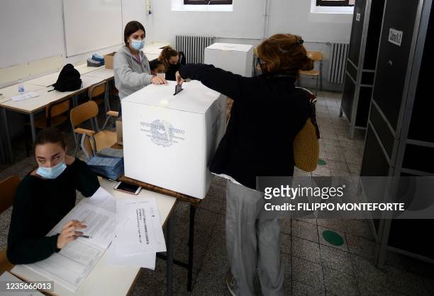 Woman casts her ballot at a polling station for the municipal elections in Rome on October 3, 2021. - Across the country, in Milan, Rome, Naples and...