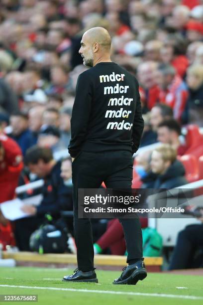 Netjes gespannen Kansen Manchester City manager Pep Guardiola wears a sweater with mdcr... News  Photo - Getty Images