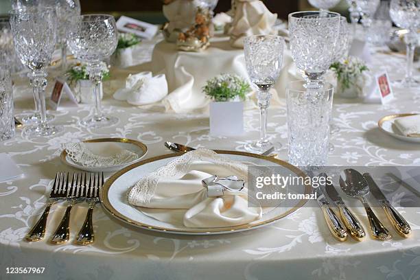 celebration table setting - black tie event stockfoto's en -beelden