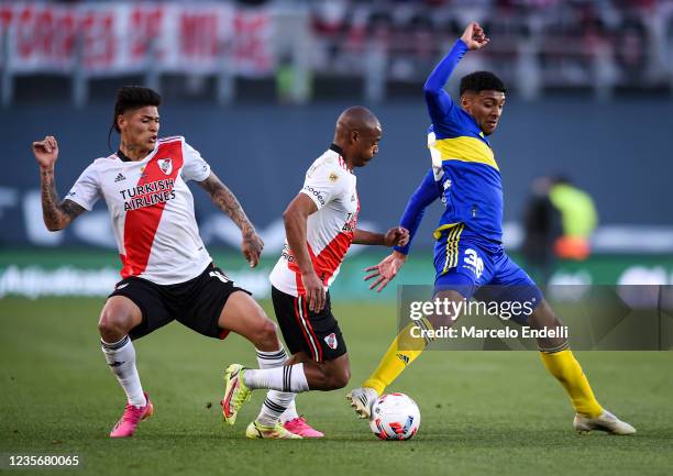 Cristian Medina of Boca Juniors fights for the ball with Jorge Carrascal and Nicolas De La Cruz of River Plate during a match between River Plate and...