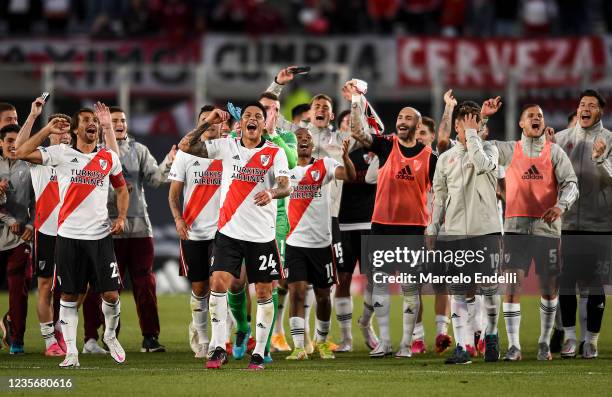 Leonardo Ponzio and Enzo Pérez of River Plate celebrate with teammates after winning a match between River Plate and Boca Juniors as part of Torneo...