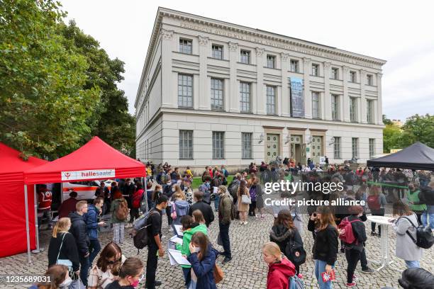 October 2021, Saxony-Anhalt, Halle: Students in their first semester stand in front of the Martin Luther University. The university welcomed its 3700...