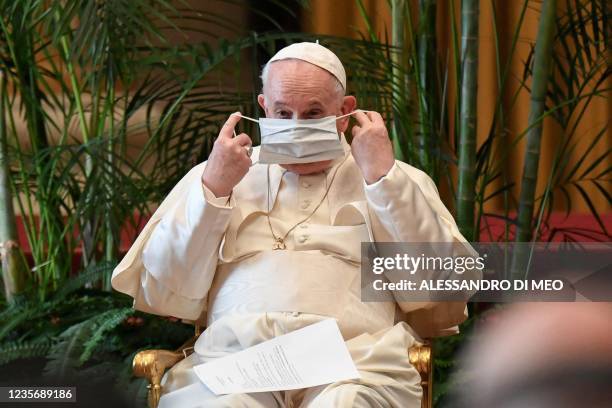 Pope With Mask 1,980 Pope Mask Stock Photos, High-Res Pictures, and Images - Getty Images