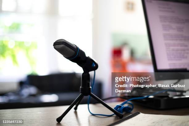 microphone, sound recording equipment - microphone desk fotografías e imágenes de stock