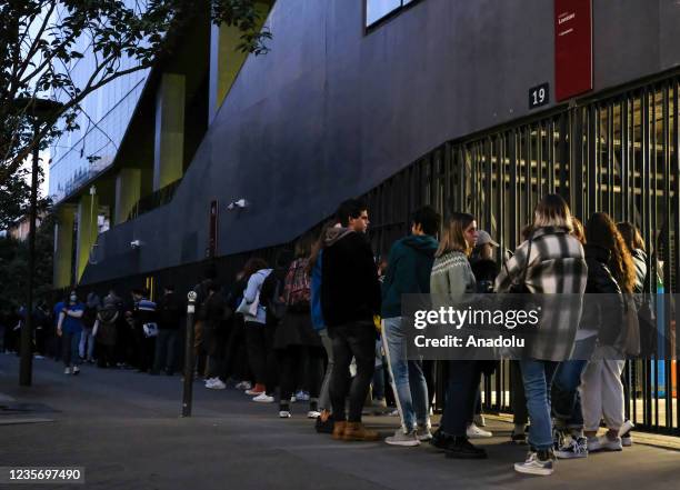 Student Wait Long Queue University Students Covid 19 Photos and Premium High Res Pictures ...