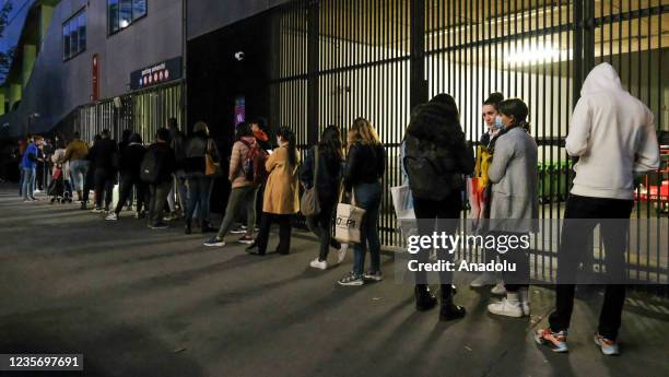 Student Wait Long Queue Long Queue For Food Photos and Premium High Res Pictures - Getty Images
