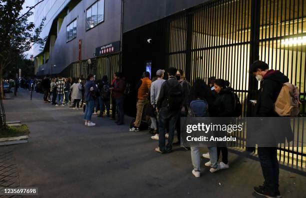 Student Wait Long Queue Students Food Insecurity Photos and Premium High Res Pictures - Getty ...