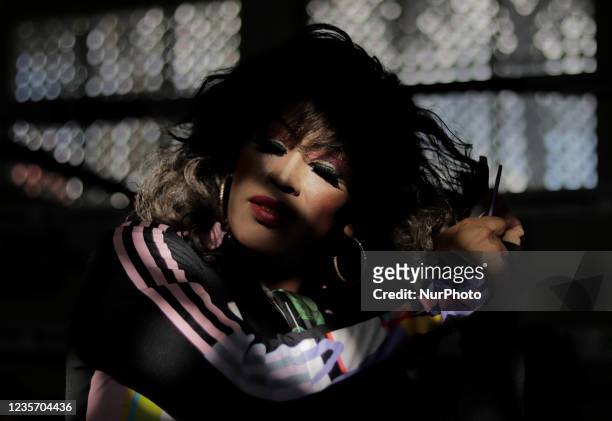 Marbelle, integrante de Las Gardenias, equipo de futbol transexual, se maquilla al interior de una sala en el Deportivo Maracaná ubicado en Tepito,...