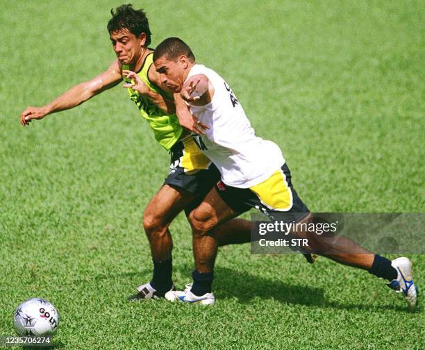 Los jugadores de la selección de Colombia, Ivan Lopez y Victor Aristizabal disputan el balón durante la práctica en Barranquilla, el 04 de setiembre...