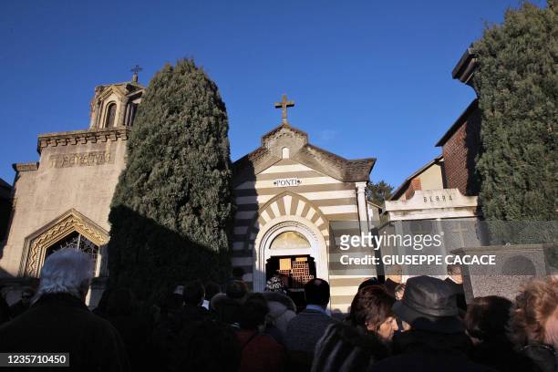 People pay tribute past the funeral chapel of Ponti's family were Carlo Ponti has been buried 12 January 2007 in the cemetery of Magenta, a Northern...