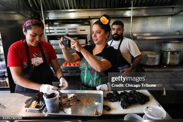 La cocinera Itzel HernÃndez, izquierda, Diana DÃ¡vila, centro, chef y propietaria de Mi Tocaya Antojeria, y el chef de cocina Derek Serrano hacen un...