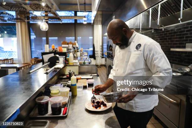 Erick Williams, chef y propietario del restaurante Virtue en Hyde Park de Chicago, prepara una ensalada de remolacha el 4 de febrero de 2021.