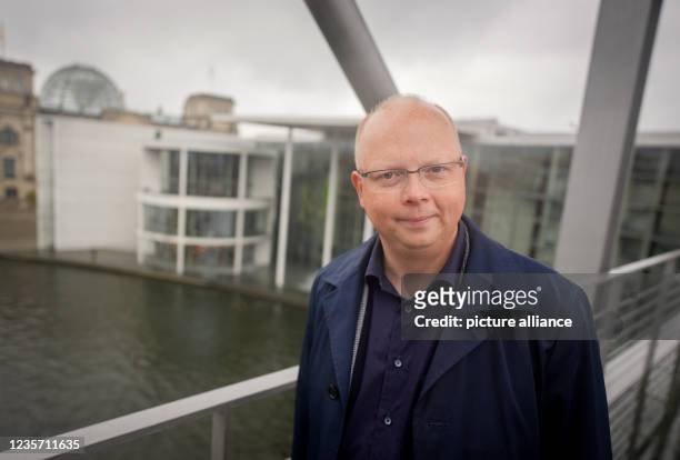 October 2021, Berlin: Stefan Seidler of the Südschleswigscher Wählerverband looks into the photographer's camera in the government district. For the...