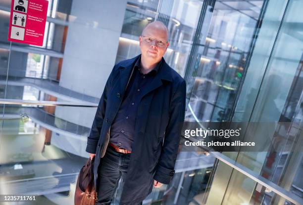 October 2021, Berlin: Stefan Seidler of the Südschleswigscher Wählerverband rides an elevator through the Paul Löbe House. For the first time in...