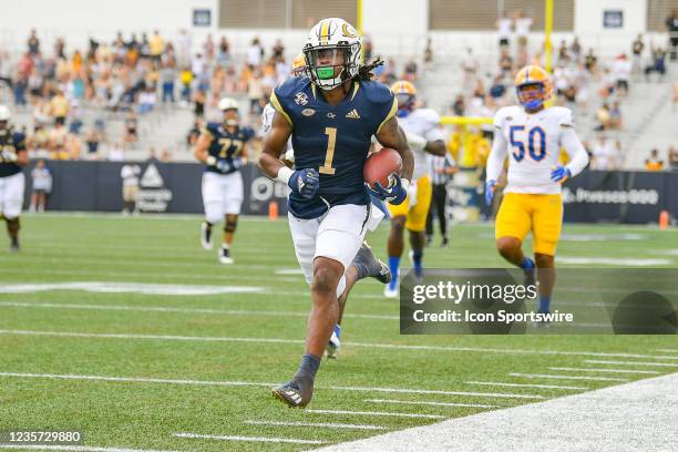 Georgia Tech running back Jahmyr Gibbs runs the ball during the NCAA football game between the Pittsburgh Panthers and Georgia Tech Yellow Jackets on...