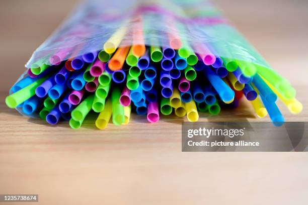 October 2021, Lower Saxony, Oldenburg: Colorful plastic drinking straws lie in a package on a table. Photo: Hauke-Christian Dittrich/dpa