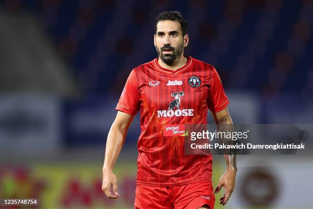 Sergio Escudero of Chiangmai United in action during the Thai League 1 match between Chiangmai United and Port FC at 700th Anniversary Stadium on...