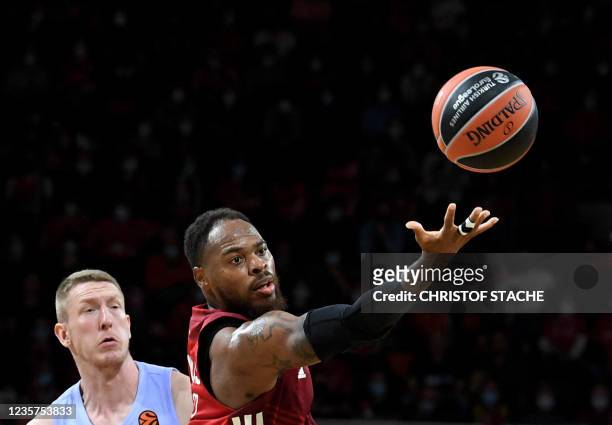Bayern Munich's US forward Deshaun Thomas and Barcelona's Lithuanian forward Rolands Smits vie for the ball during the second round Euroleague...