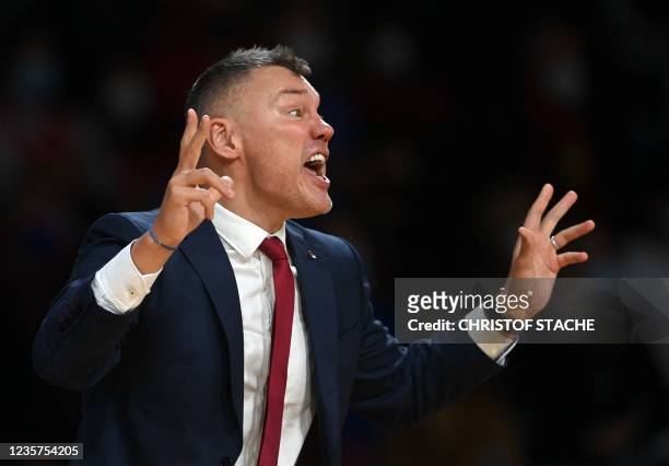 Barcelona's Lithuanian coach Sarunas Jasikevicius gestures during the second round Euroleague Basketball match between FC Bayern Munich and FC...