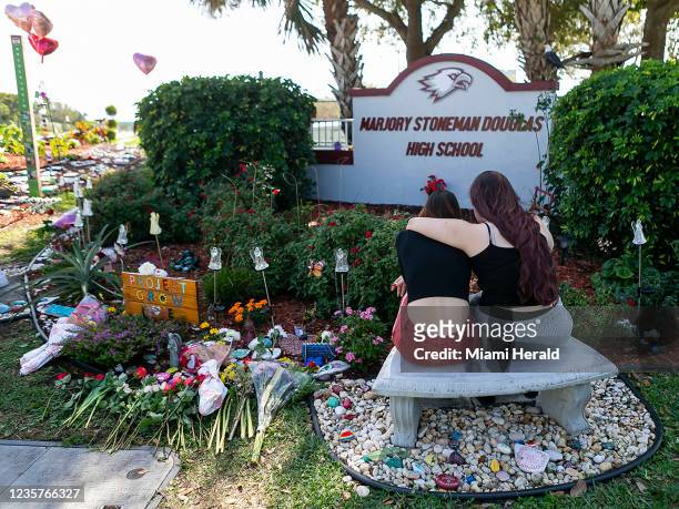 Los dolientes visitan un memorial improvisado fuera de la escuela secundaria Marjory Stoneman Douglas en Parkland, Florida, el 14 de febrero de 2020,...
