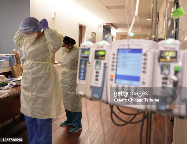 La enfermera de la UCI Samantha Lazzara, izquierda, y Judith Mclean, derecha, una tÃ©cnica de atenciÃ³n al paciente, se pusieron el equipo de...