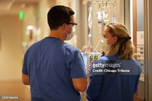 Jacob Forsman, enfermero a cargo de la UCI del Northwestern Medicine Lake Forest Hospital, habla con la enfermera Marlena Marchev fuera de la...
